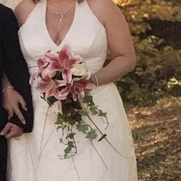 Alfred Angelo ivory halter neck, figure-flattering for curvy bride. Size 20W - Picture 2 of 11